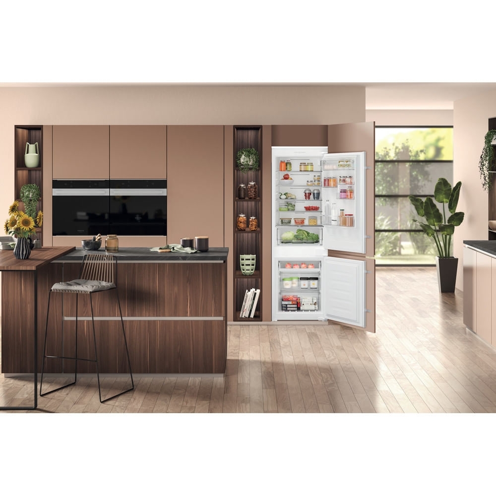 Hotpoint HTC18 T112 UK Total No Frost Integrated Fridge Freezer, Sliding Hinge, 70/30, E Rated
