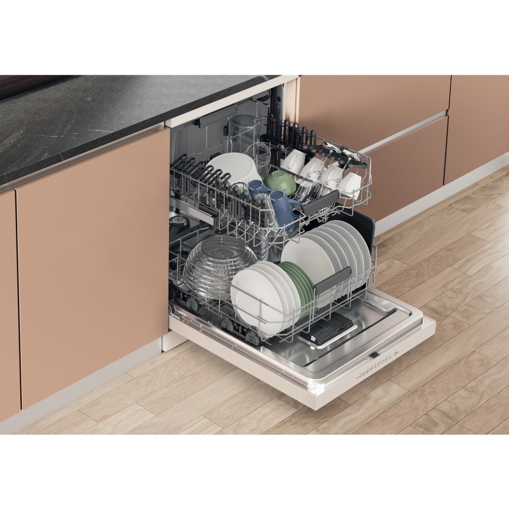Hotpoint H7FHP43WUK Dishwasher
