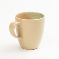 Koffiekopje in levendige kleurnuances - poederroze met dip