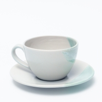 Cappuccino kop en schotel in levendige kleurnuances - poederblauw met dip