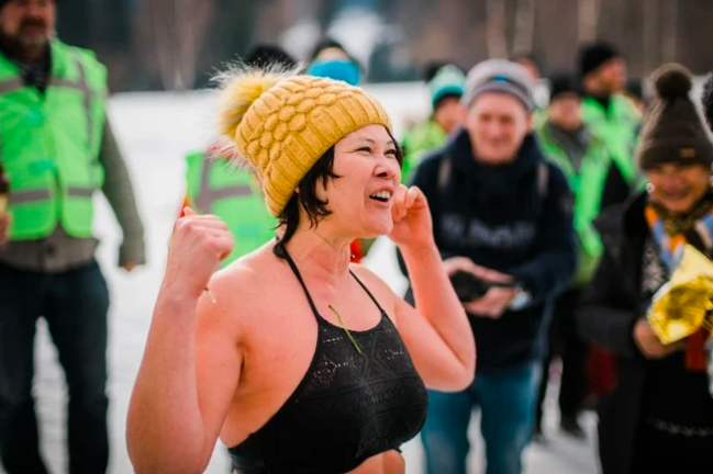 Monique Tjon-A-Tsien gaat zwemmen met haar patienten