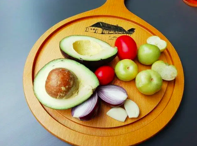 Tomatillo-avocado guacamole