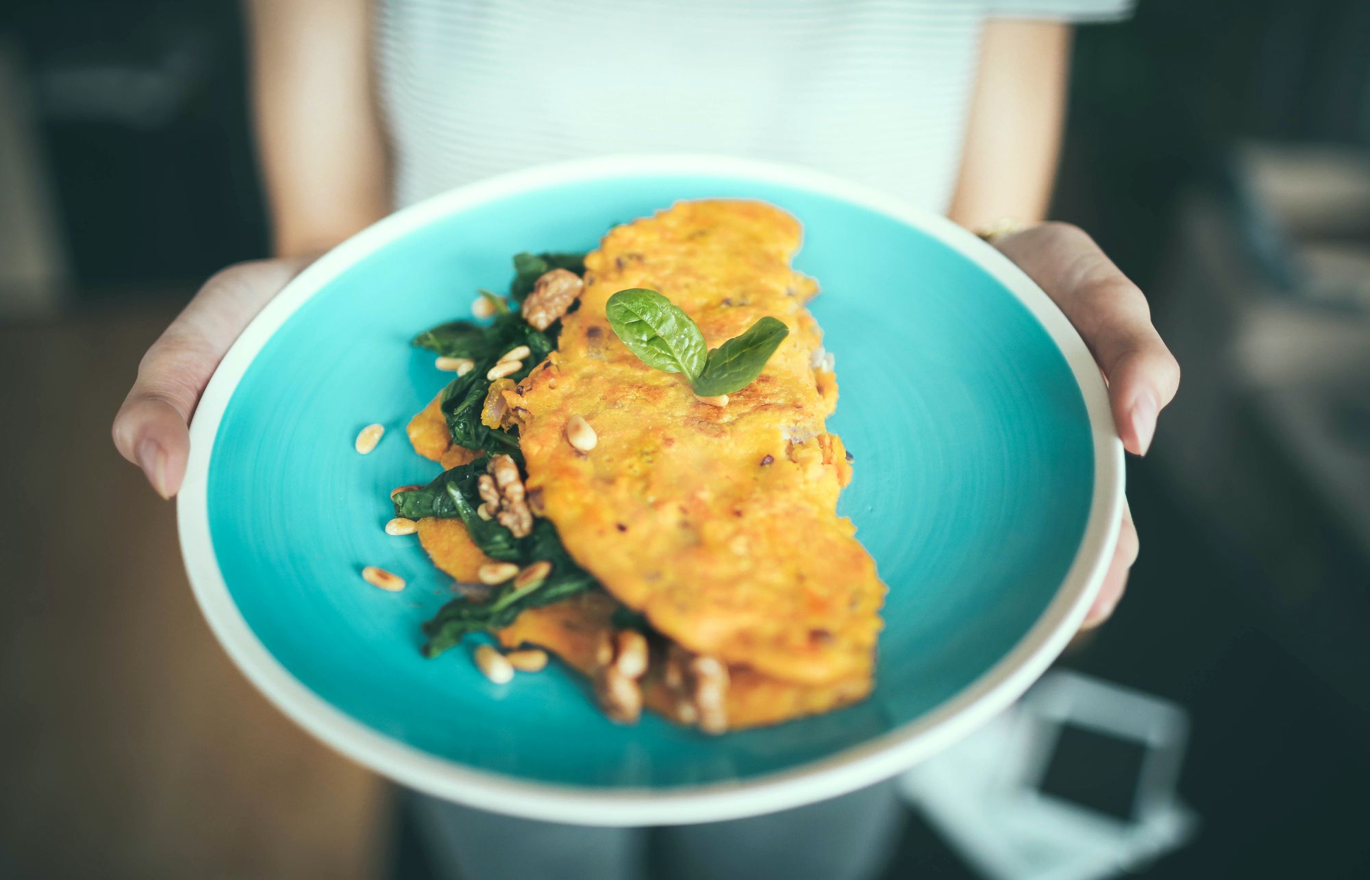 Omelet met hummus en rucola