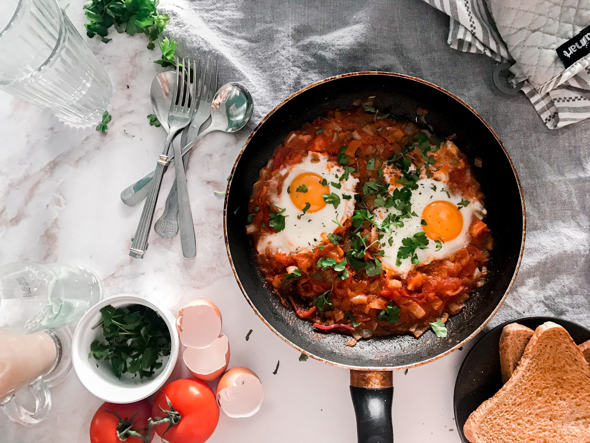 Shakshuka met tomatillo en tomaat