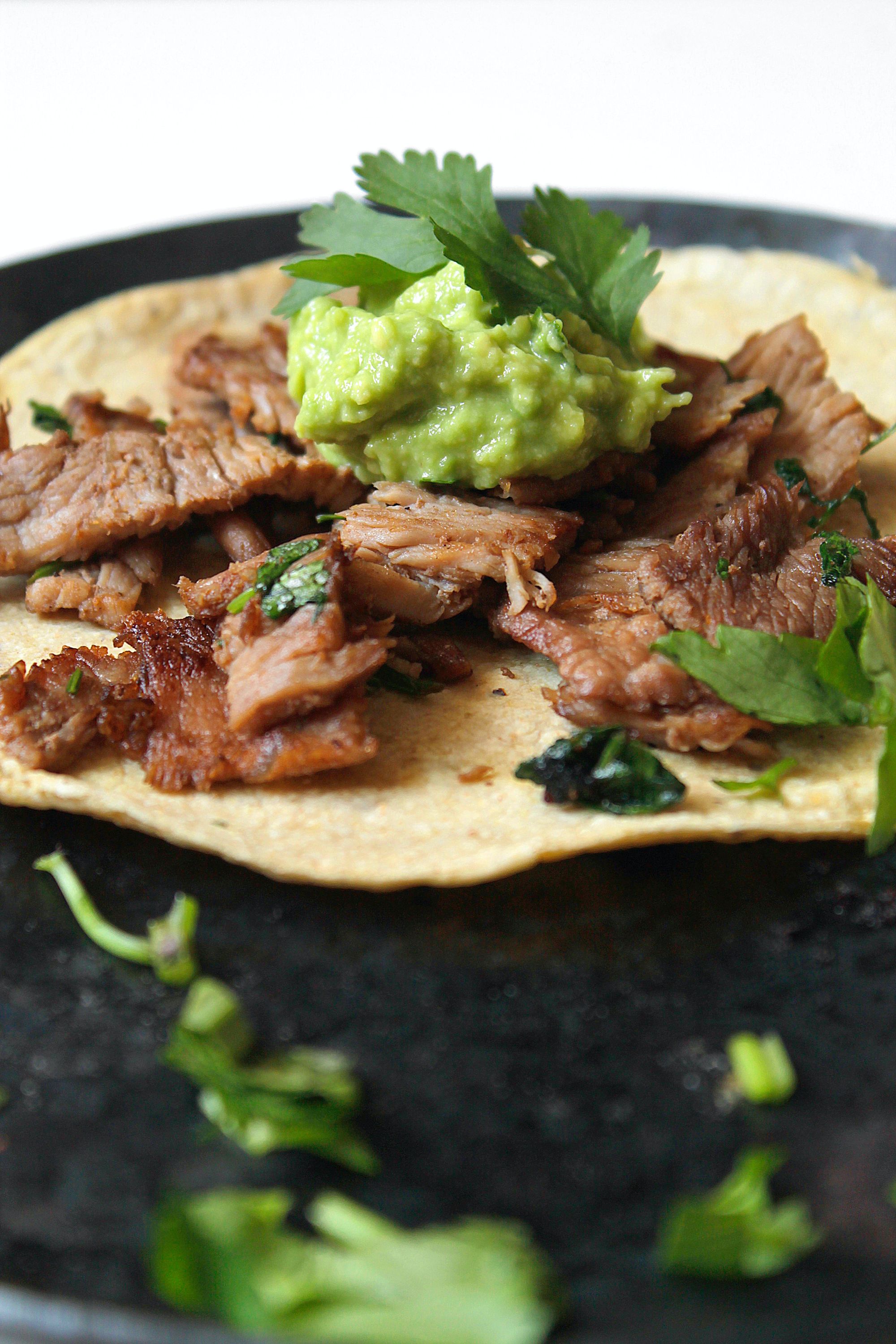Mexicaanse tortilla met pulled pork, gegrilde paprika en avocado