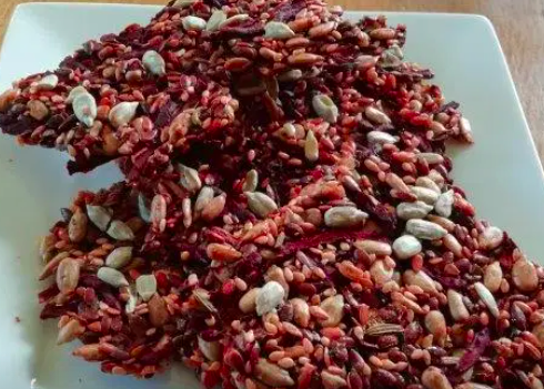 Zaden- en pittencrackers met rode biet