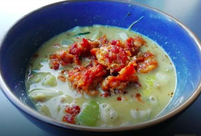 Maaltijd-pindasoep met krokant kipgehakt