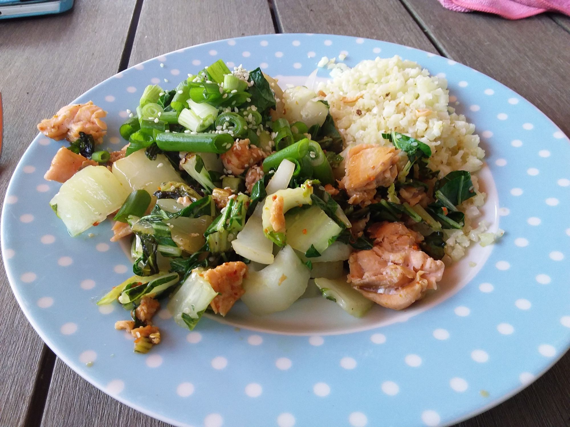 Zalm met paksoi en bloemkoolrijst