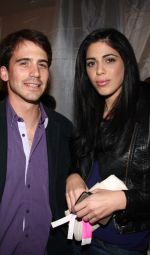 דניאלה משיקה שפתיים