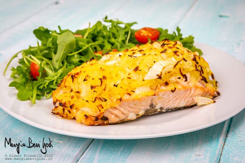 Sesame salmon fillet with potatoes