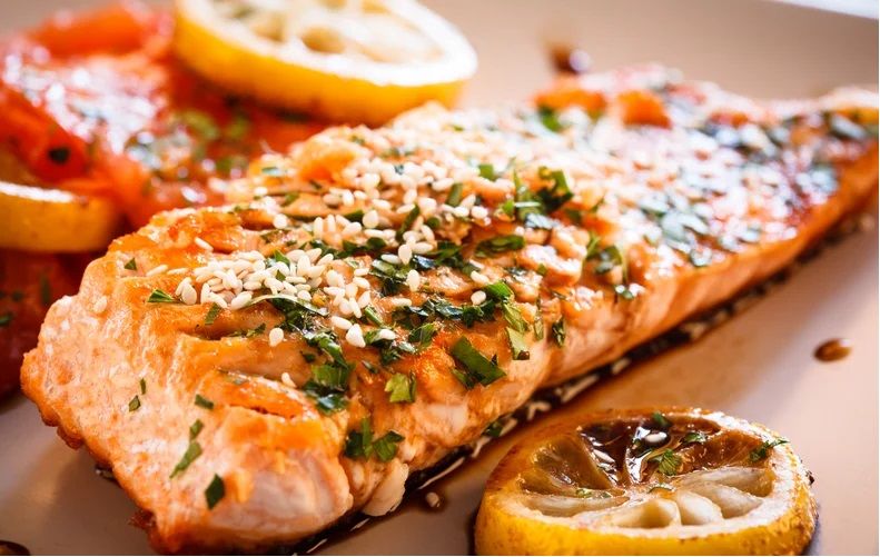 Trancio di salmone al sesamo con verdure alla piastra