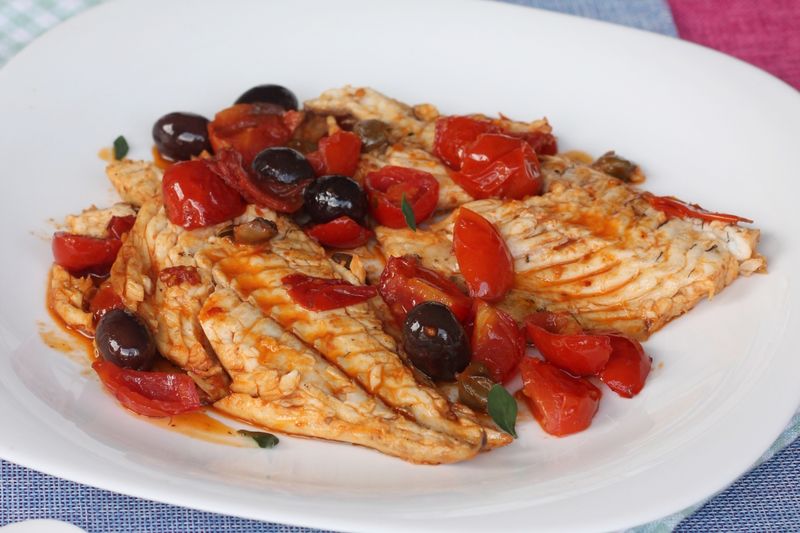 Filetto di orata pomdorini, patate e olive