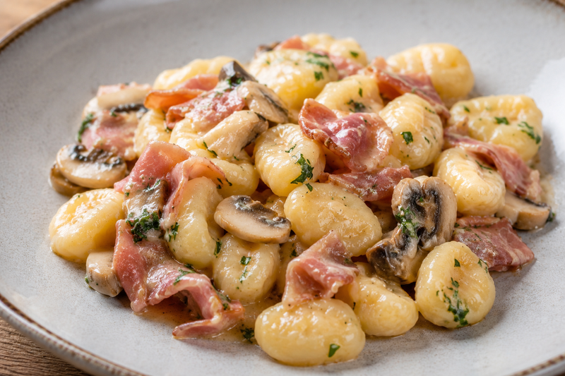 Gnocchi di patate con prosciutto e funghi