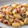 Gnocchi di patate con prosciutto e funghi