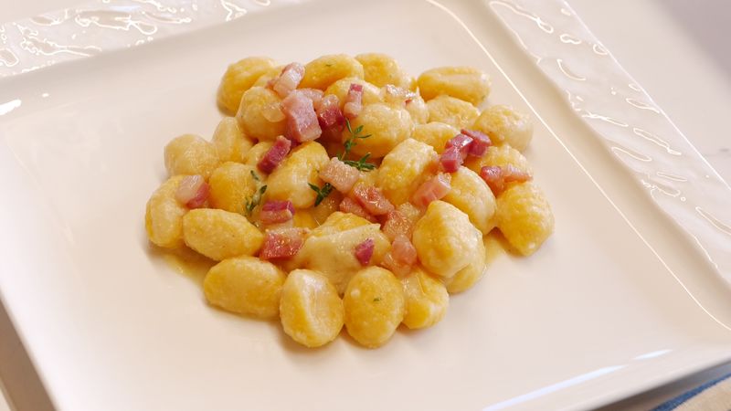Gnocchi di patate con crema di zucca e bacon