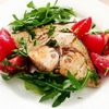 Pesce spada alla griglia con pomodorini e rucola