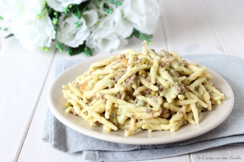 Trofie panna, salsiccia e trevisana