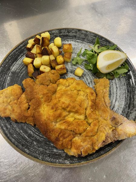 Classica cotoletta di vitello alla milanese con patatine fritte