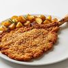 Classica cotoletta di vitello alla milanese con patate