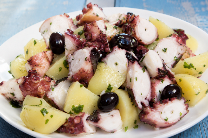 Insalata di piovra con patate e olive nere