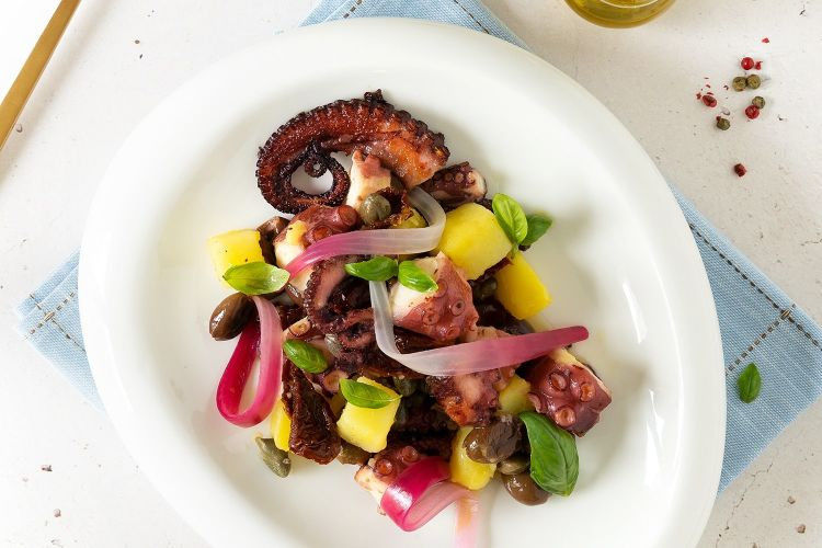 Insalata di piovra con patate e pomodorini e olive