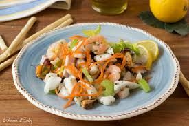 Insalata di mare con gamberetti,mais,carote