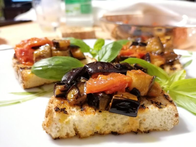 Melanzane al funghetto su crostini di pane