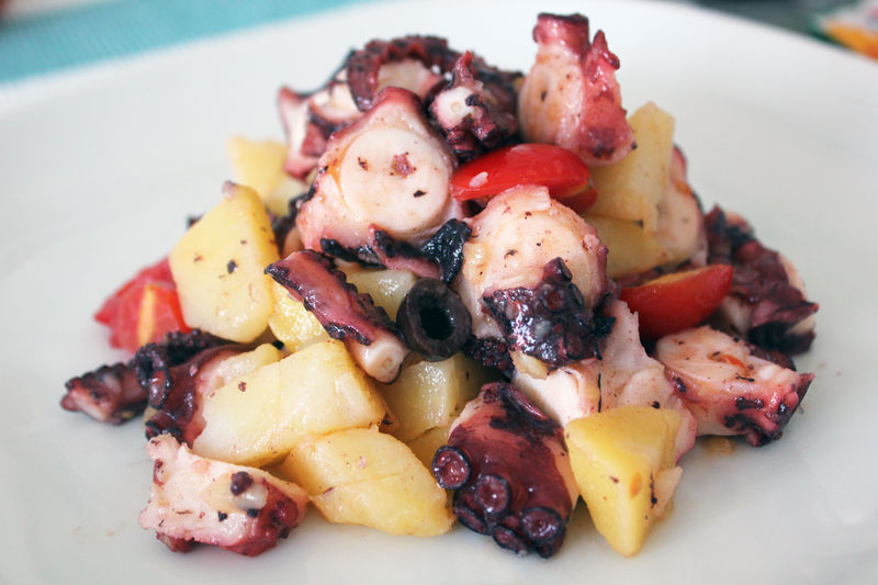 Insalata di polipo con patate, pomodori e olive