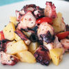 Insalata di polipo con patate, pomodori e olive