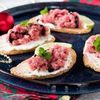 Tartare di manzo su crostini di pane
