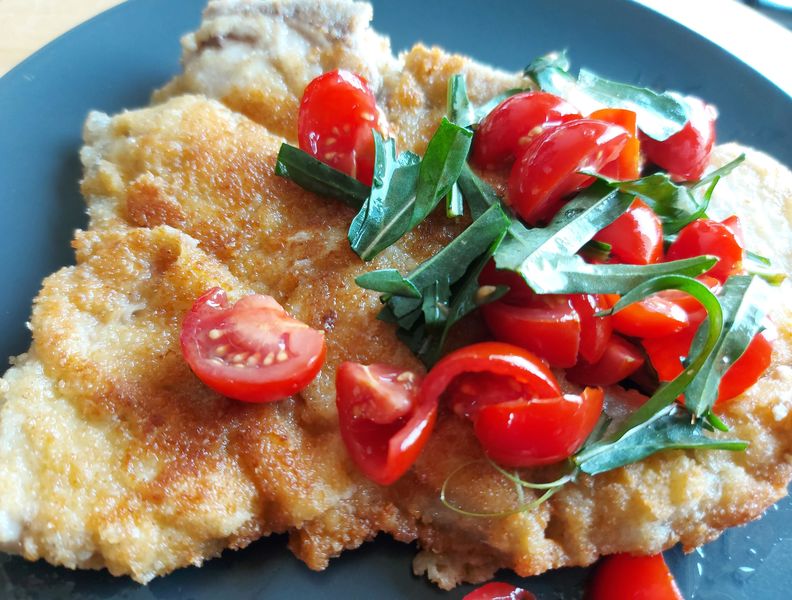 Cotoletta di pollo con rucola e pomodorini