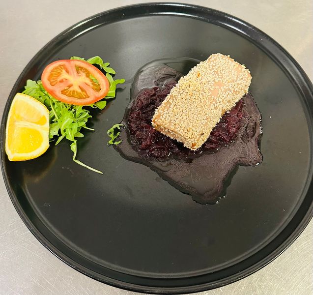 Filetto di tonno ai semi di sesamo con salsa di soia e cipolla caramellata