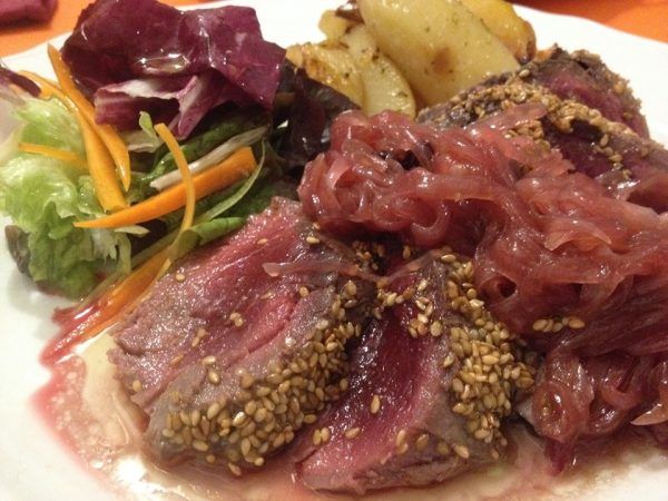 Sesame seed tuna fillet with soy sauce and caramelized onion