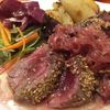 Filetto di tonno ai semi di sesamo con salsa di soia e cipolla caramellata