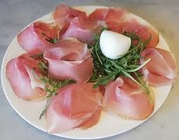 Crudo di parma su letto di rucola