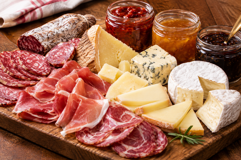 Salumi misti e formaggi con conserve