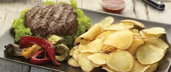 Hamburger al piatto con patatine