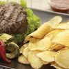 Hamburger al piatto con patatine