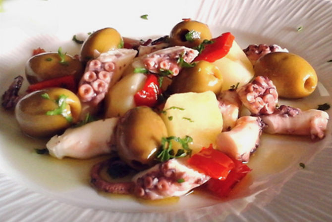 Insalata di piovra con pomodori e olive