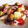Insalata di piovra con pomodori e olive