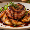 Filetto di manzo "lardellato" con pere caramellate e salsa all'aceto balsamico