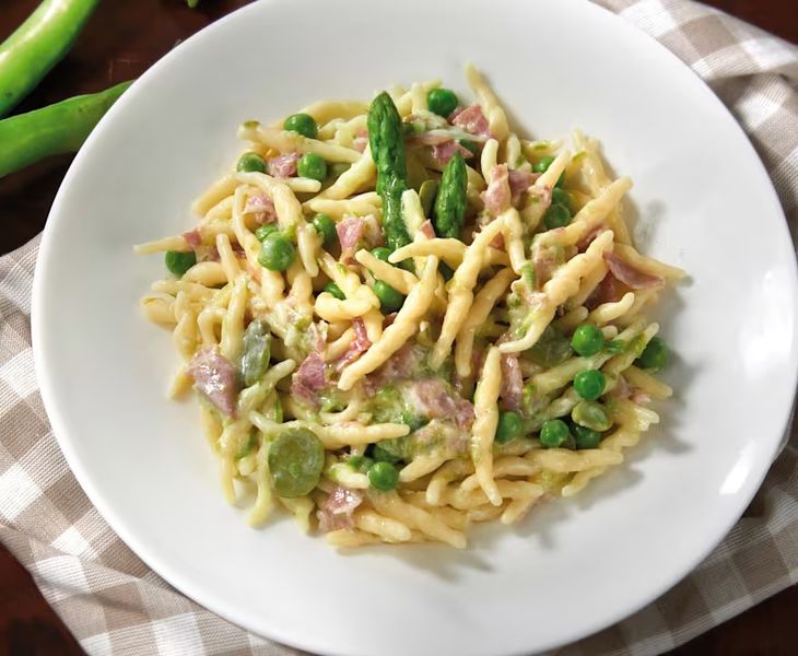 Trofie in purea di fave e pecorino romano e guanciale