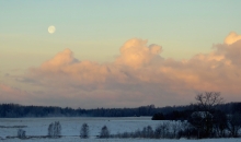 Saule, migla un sniega mākoņi.