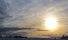 Saule, migla un sniega mākoņi.