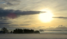 Saule, migla un sniega mākoņi.