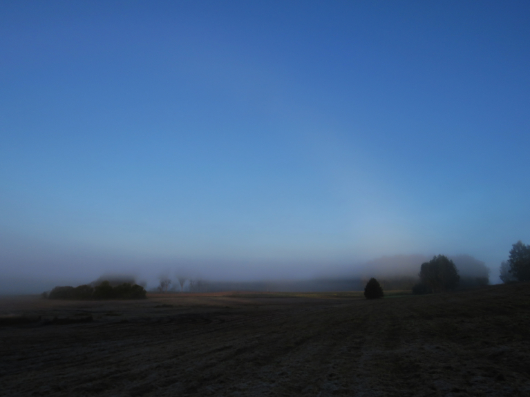 Migla un vāji redzama baltā varavīksne.