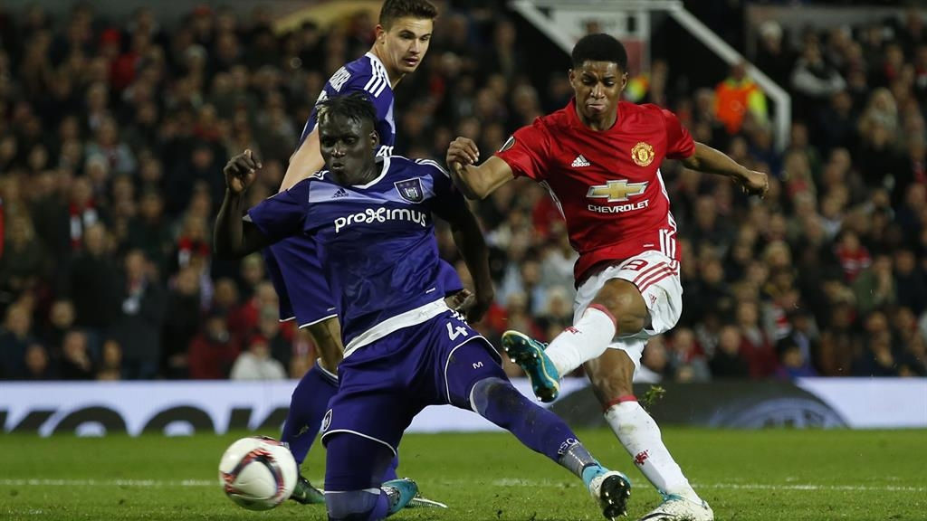 Rooney scores on return as United close in on City Rooney scores on return as United close in on City