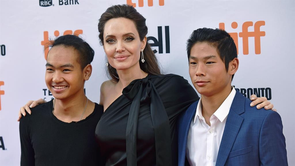 Angelina Jolie is annoyed by the rumors, it sets the record straight Angelina Jolie is annoyed by the rumors, it sets the record straight