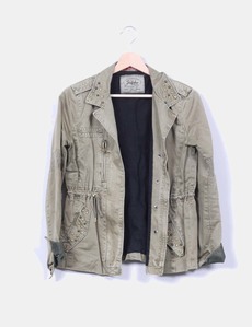 Chaqueta kaki con tachas doradas Zara