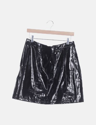 Falda acharolada negra